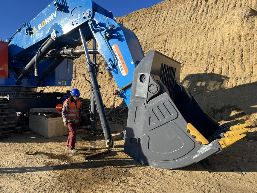 挖掘机.png 挖掘机.png